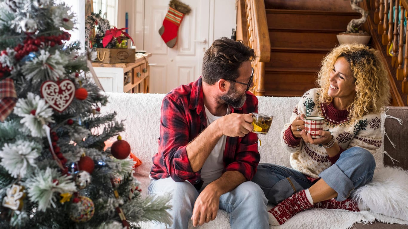 Weihnachten mit der Familie: Weihnachtliche Gesprächsthemen sorgen für Unterhaltung.