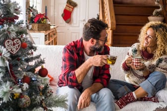 Weihnachten mit der Familie: Weihnachtliche Gesprächsthemen sorgen für Unterhaltung.
