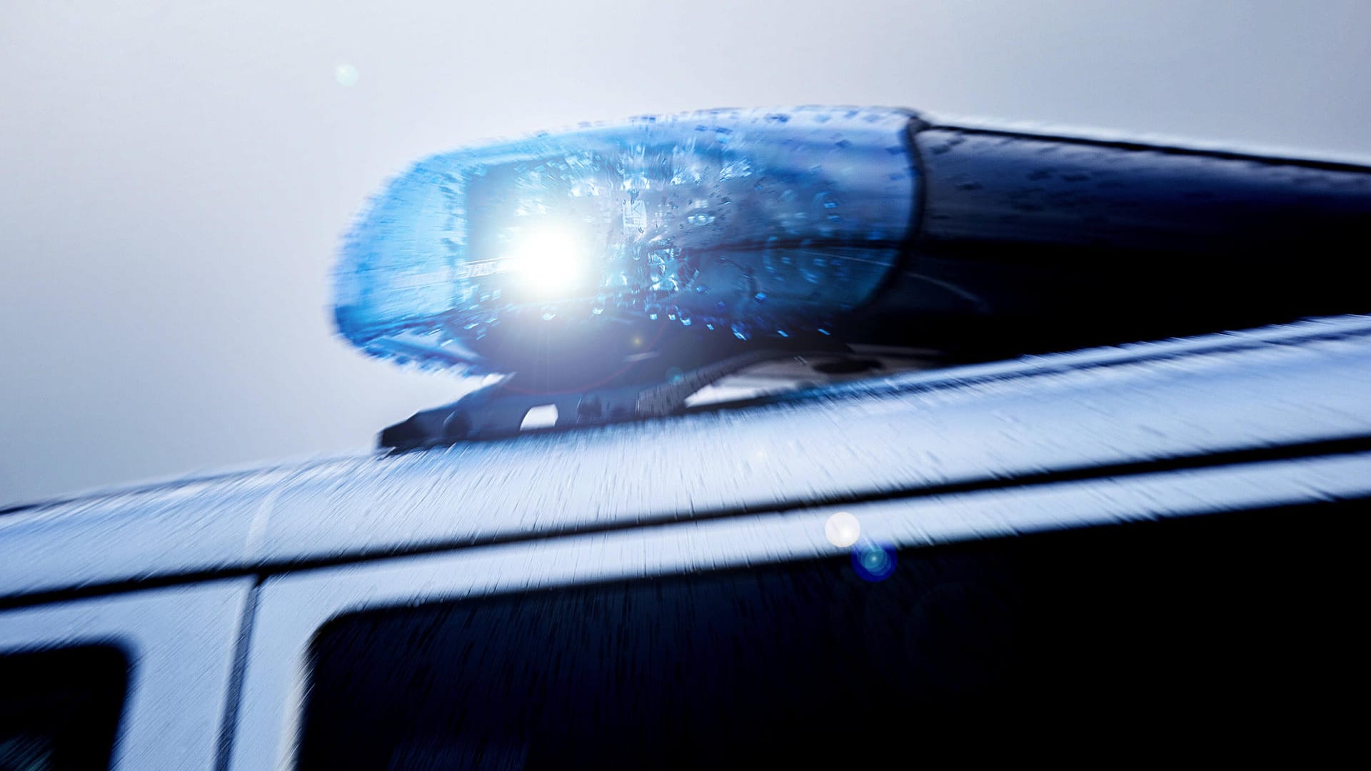 Polizei im Einsatz (Symbolbild): Im Landkreis Neu-Ulm ist eine junge Frau bei einem Verkehrsunfall ums Leben gekommen. Polizei im Einsatz (Symbolbild): Im Landkreis Neu-Ulm ist eine junge Frau bei einem Verkehrsunfall ums Leben gekommen.