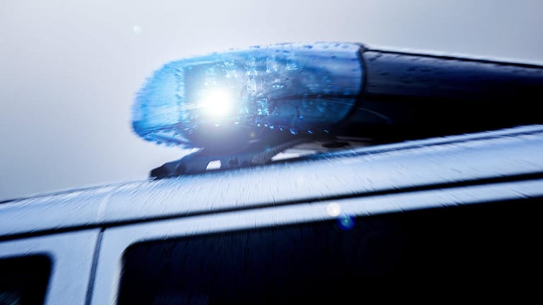 Polizei im Einsatz (Symbolbild): Im Landkreis Neu-Ulm ist eine junge Frau bei einem Verkehrsunfall ums Leben gekommen.