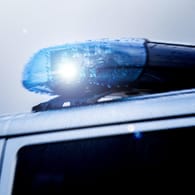 Polizei im Einsatz (Symbolbild): Im Landkreis Neu-Ulm ist eine junge Frau bei einem Verkehrsunfall ums Leben gekommen.