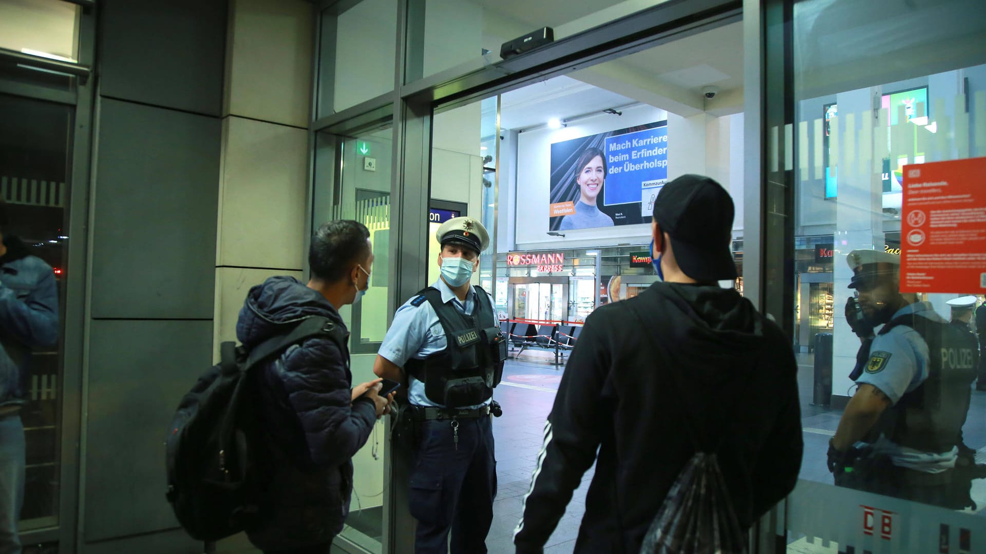 Polizei am Dortmunder Hauptbahnhof (Archivbild): Zwei Männer haben nach der Kontrolle ihres Impf-Status randaliert.