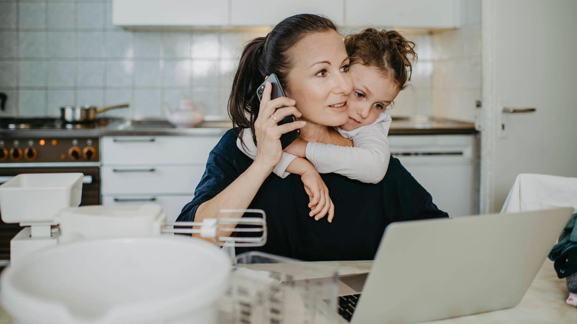 Arbeit vom Küchentisch: Wenn die Kinder nicht betreut waren, empfanden viele Befragte das Homeoffice als Belastung.