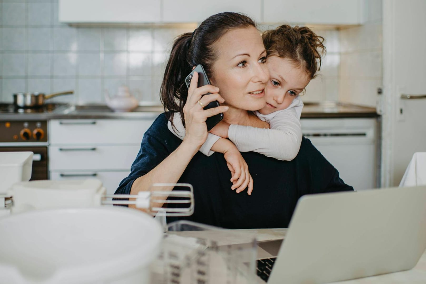 Arbeit vom Küchentisch: Wenn die Kinder nicht betreut waren, empfanden viele Befragte das Homeoffice als Belastung.