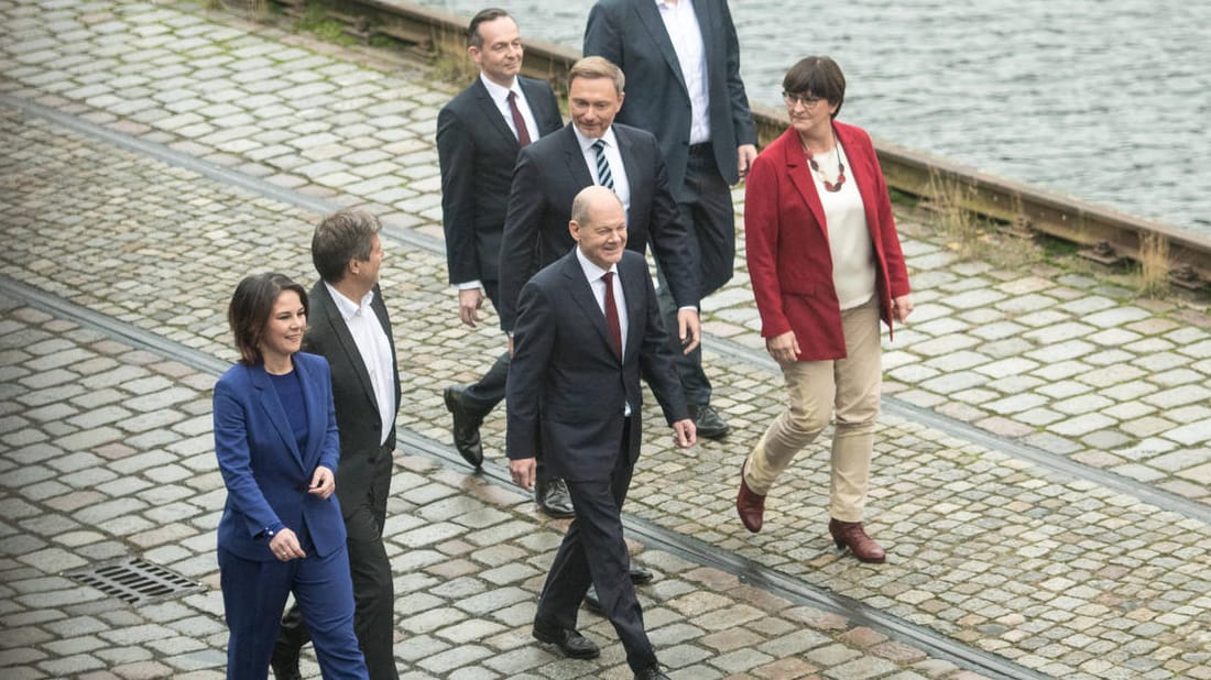 Die Ampelkoalitionäre in Berlin: Die eskalierende Coronakrise wird zur ersten großen Herausforderung der kommenden Bundesregierung aus SPD, Grünen und FDP.