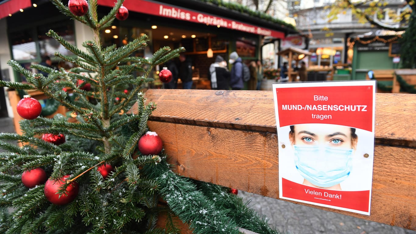 Hinweis auf die Maskenpflicht auf einem Münchner Weihnachtsmarkt: Kommt die "epidemische Lage von nationaler Tragweite" zurück?