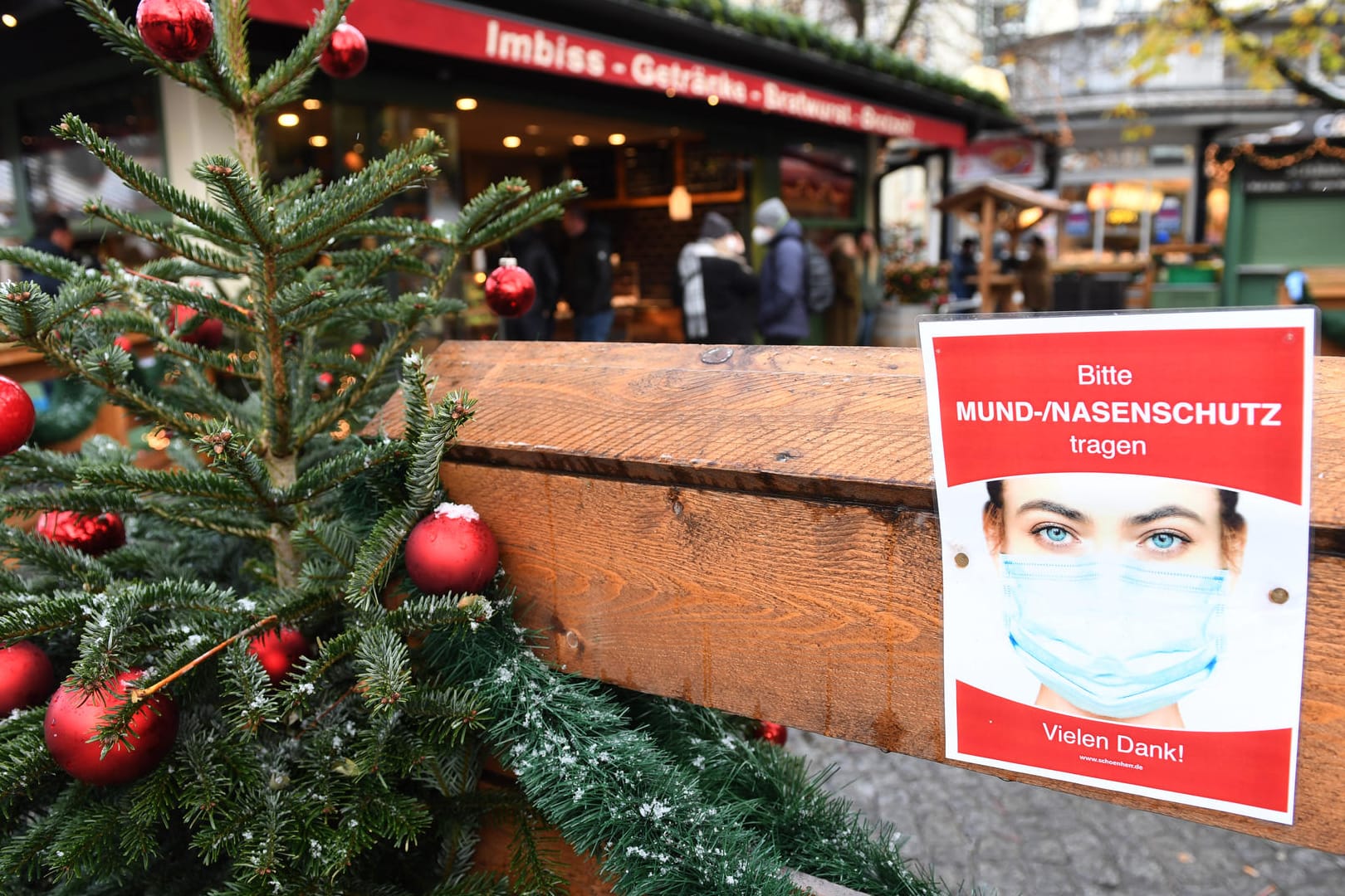 Hinweis auf die Maskenpflicht auf einem Münchner Weihnachtsmarkt: Kommt die "epidemische Lage von nationaler Tragweite" zurück?