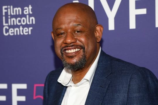 Forest Whitaker lächelt