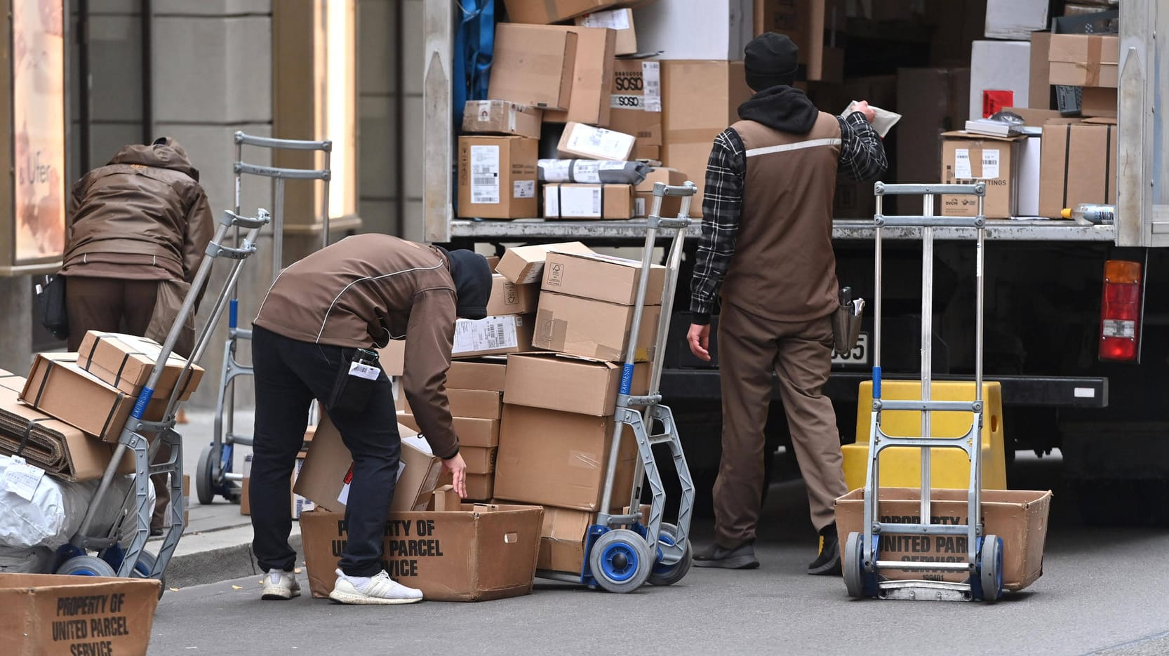 Paketzusteller bei der Arbeit (Symbolbild): Unternehmen suchen nach Mitarbeitern fürs Weihnachtsgeschäft.