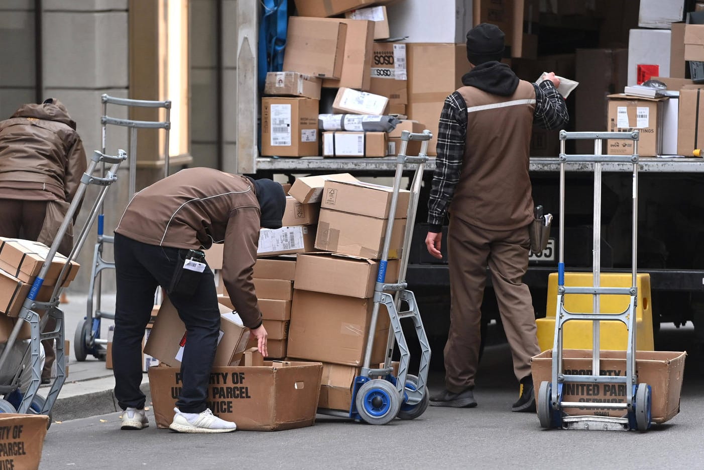 Paketzusteller bei der Arbeit (Symbolbild): Unternehmen suchen nach Mitarbeitern fürs Weihnachtsgeschäft.