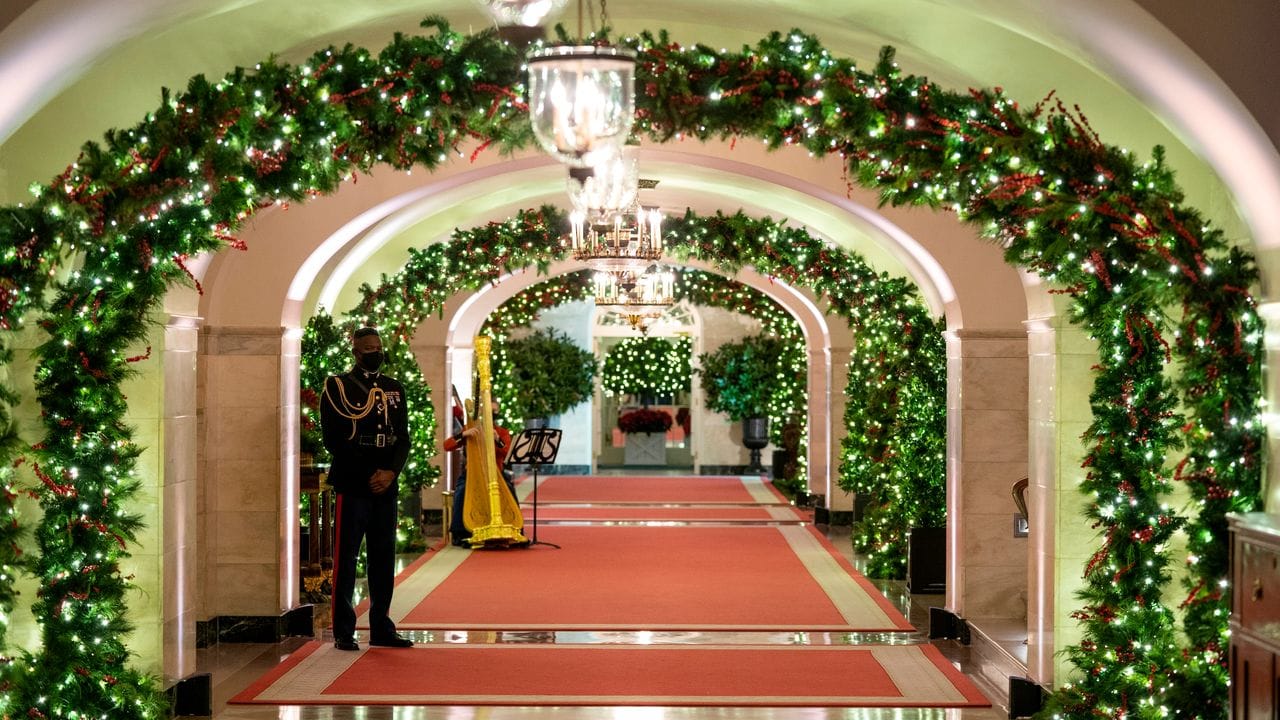 Ein weihnachtlicher Laubengang - die Center Hall des Weißen Hauses.