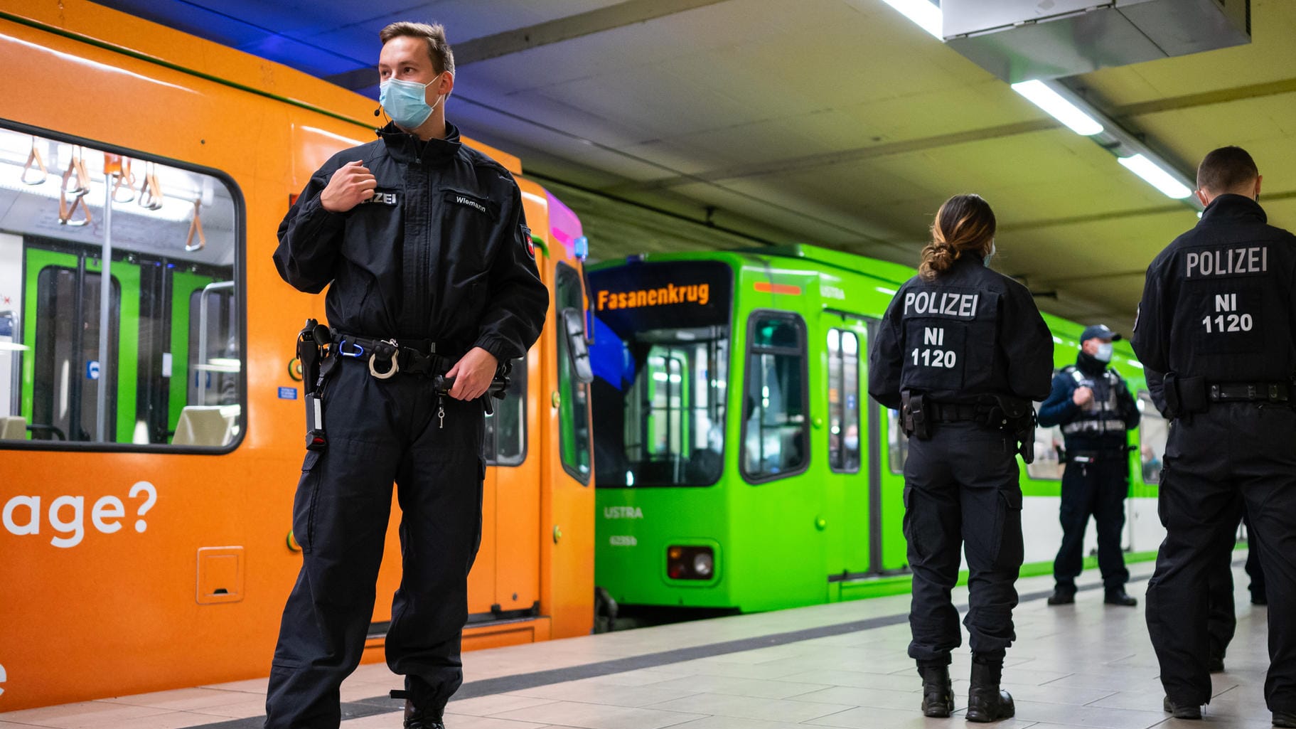 Polizisten kontrollieren die Einhaltung von Corona-Regeln in Hannover: Wissenschaftler fordern neue Maßnahmen zur Eindämmung der neuen Virusvariante. Polizisten kontrollieren die Einhaltung von Corona-Regeln in Hannover: Wissenschaftler fordern neue Maßnahmen zur Eindämmung der neuen Virusvariante.