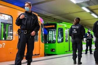Polizisten kontrollieren die Einhaltung von Corona-Regeln in Hannover: Wissenschaftler fordern neue Maßnahmen zur Eindämmung der neuen Virusvariante.