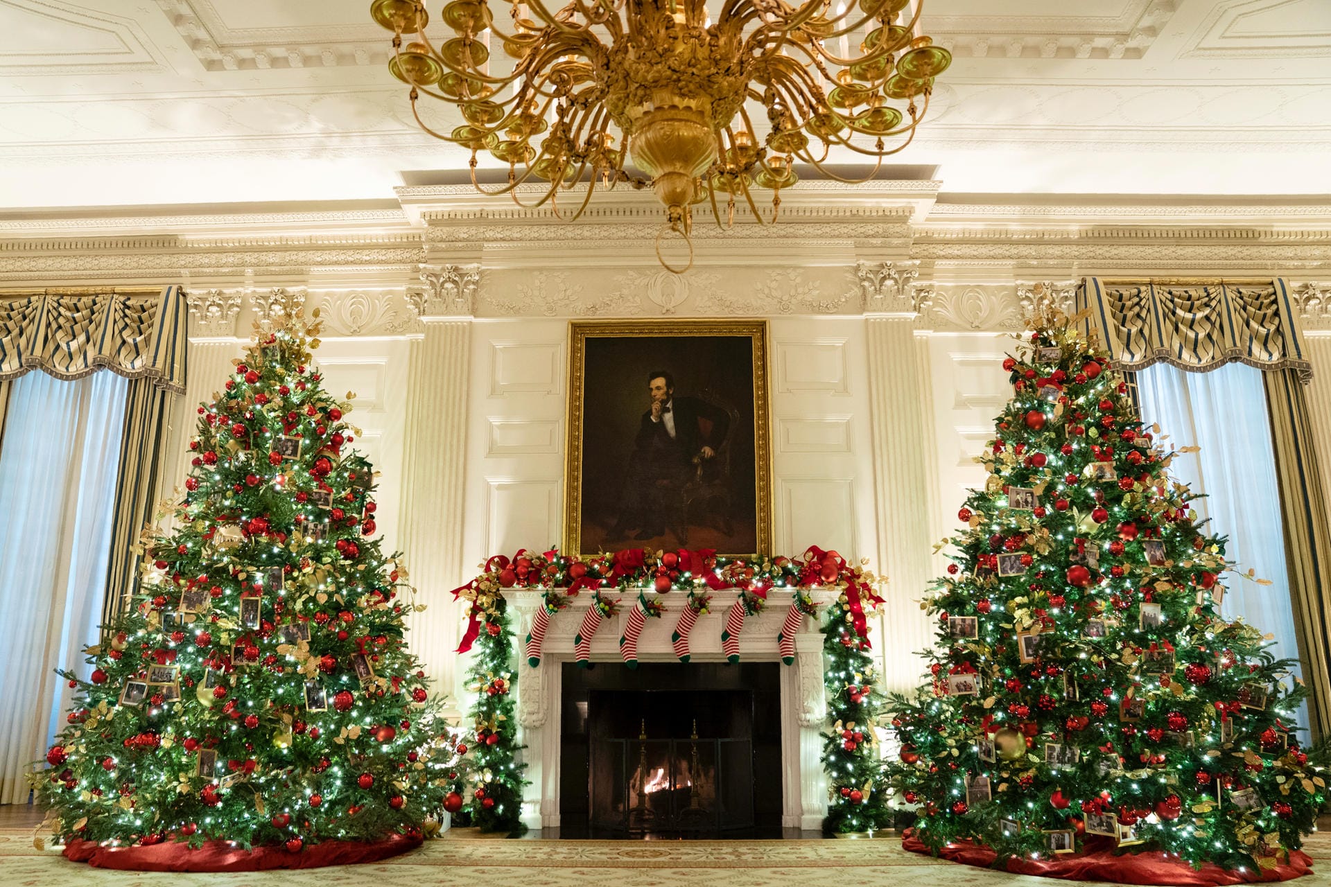 Der State Dining Room des Weißen Hauses ist für die Weihnachtszeit dekoriert.
