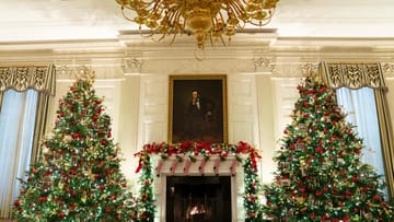 Der State Dining Room des Weißen Hauses ist für die Weihnachtszeit dekoriert.