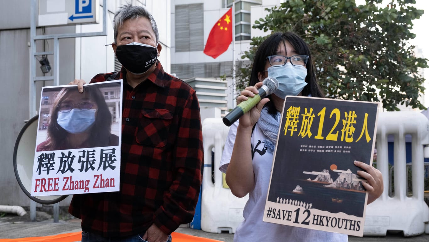 Aktivisten in Hongkong demonstrieren für die Freilassung Zhang Zhans: Vor knapp einem Jahr wurde sie verurteilt.