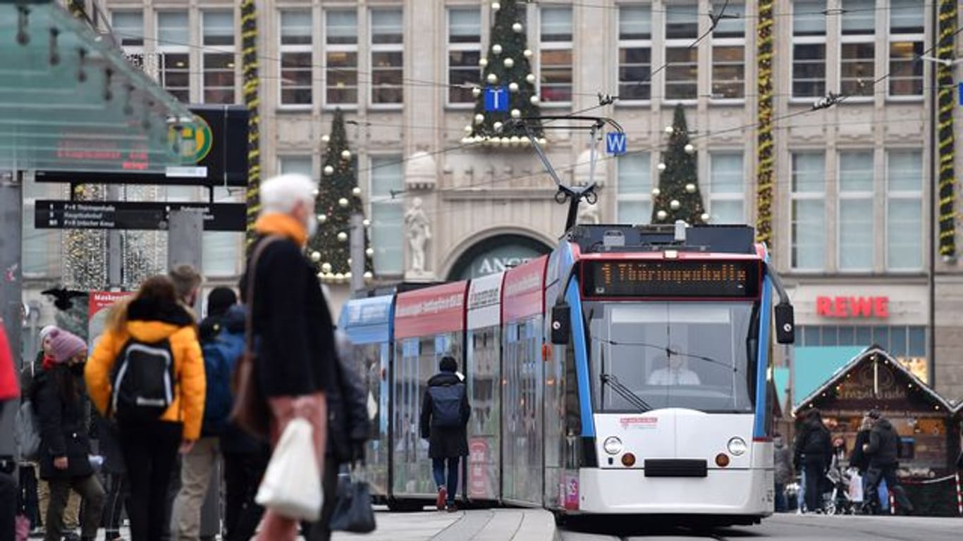 Eine Straßenbahn fährt durch Erfurt