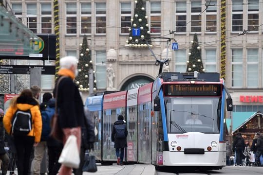 Eine Straßenbahn fährt durch Erfurt