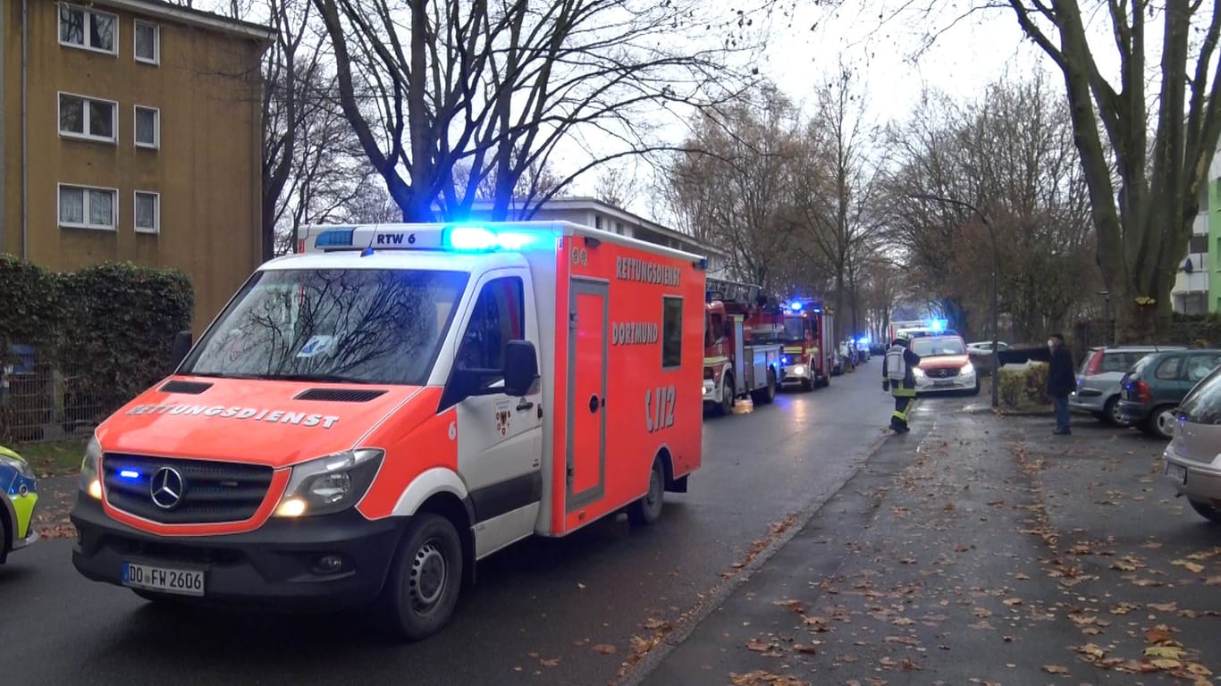 Die Rettungskräfte am Einsatzort: Bei einem Brand in Dortmund ist ein 53-Jähriger verstorben.