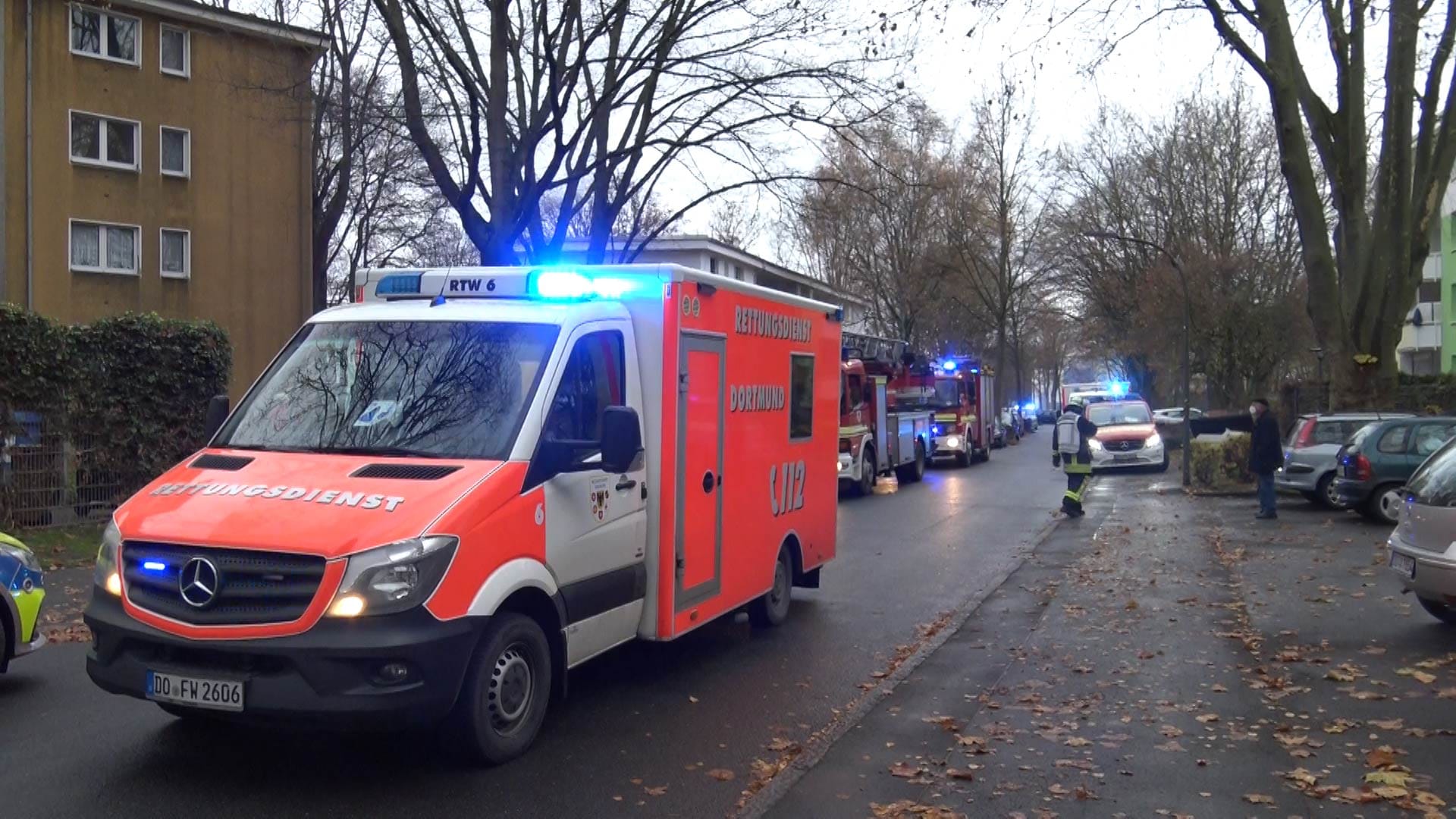 Die Rettungskräfte am Einsatzort: Bei einem Brand in Dortmund ist ein 53-Jähriger verstorben. Die Rettungskräfte am Einsatzort: Bei einem Brand in Dortmund ist ein 53-Jähriger verstorben.