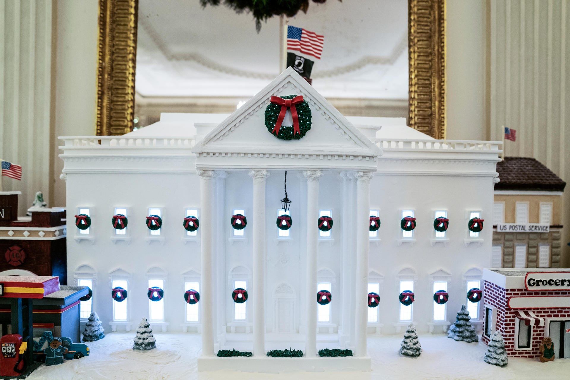Ein Lebkuchenhaus des Weißen Hauses ist im State Dining Room platziert.