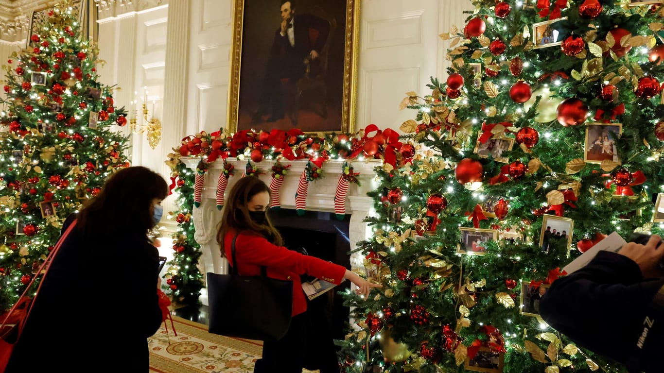 Besucherinnen im State Dining Room: Insgesamt 41 Tannenbäume zieren zurzeit die Räume des Weißen Hauses in Washington.