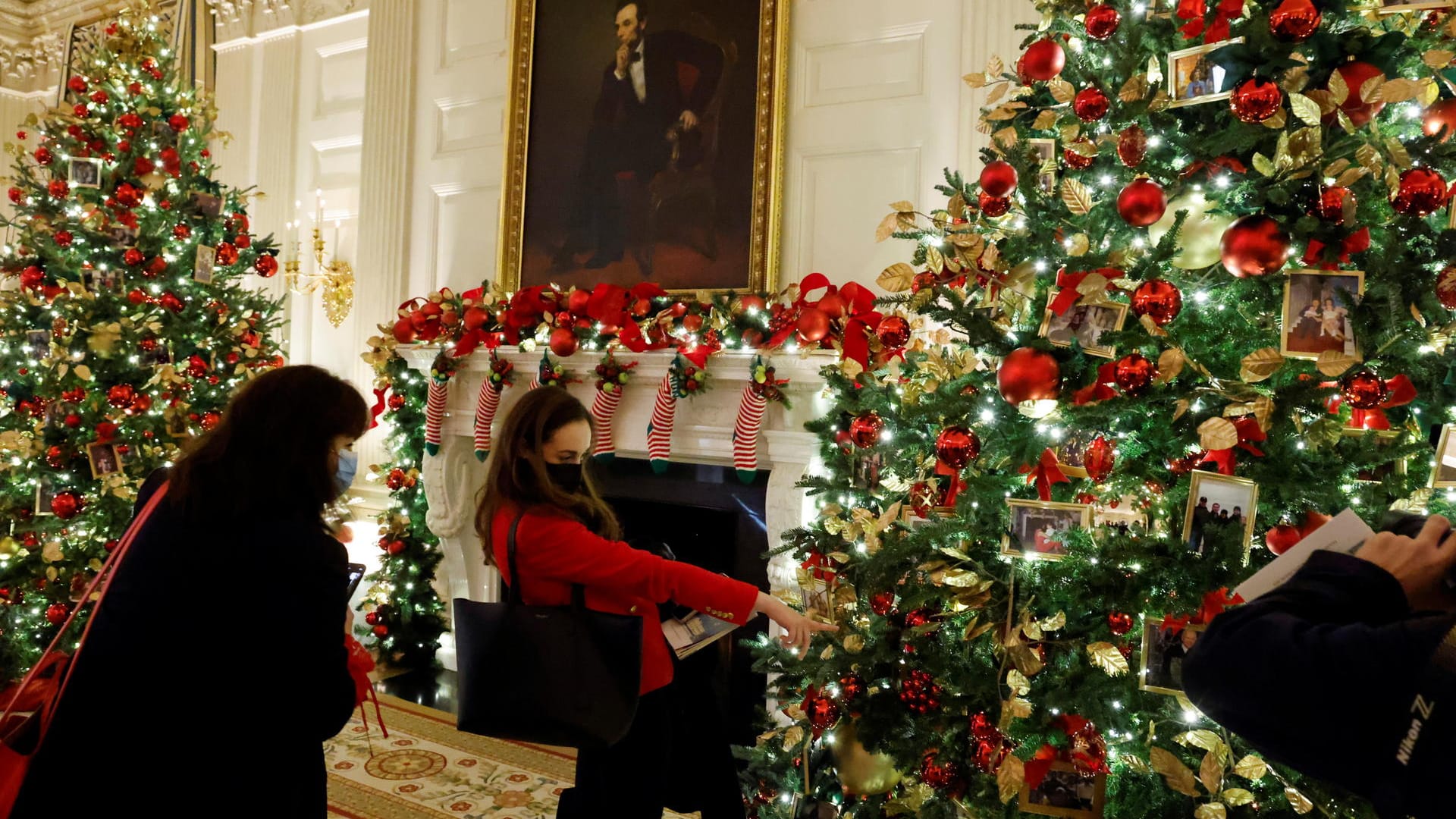 Besucherinnen im State Dining Room: Insgesamt 41 Tannenbäume zieren zurzeit die Räume des Weißen Hauses in Washington. Besucherinnen im State Dining Room: Insgesamt 41 Tannenbäume zieren zurzeit die Räume des Weißen Hauses in Washington.