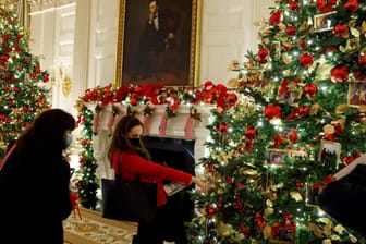 Besucherinnen im State Dining Room: Insgesamt 41 Tannenbäume zieren zurzeit die Räume des Weißen Hauses in Washington.