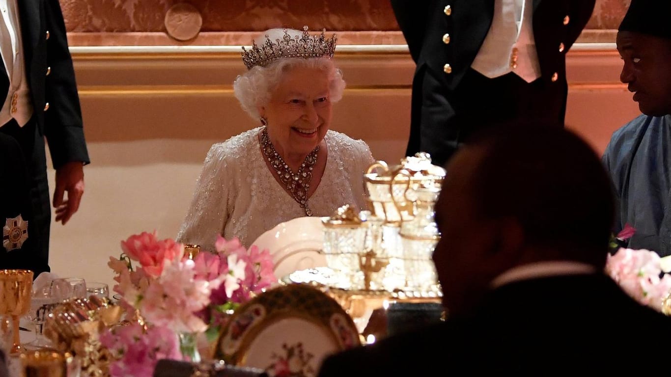 Die Queen bei einem offiziellen Dinner im Palast: Speist sie allein verzichtet sie wohl auf ein Diadem.