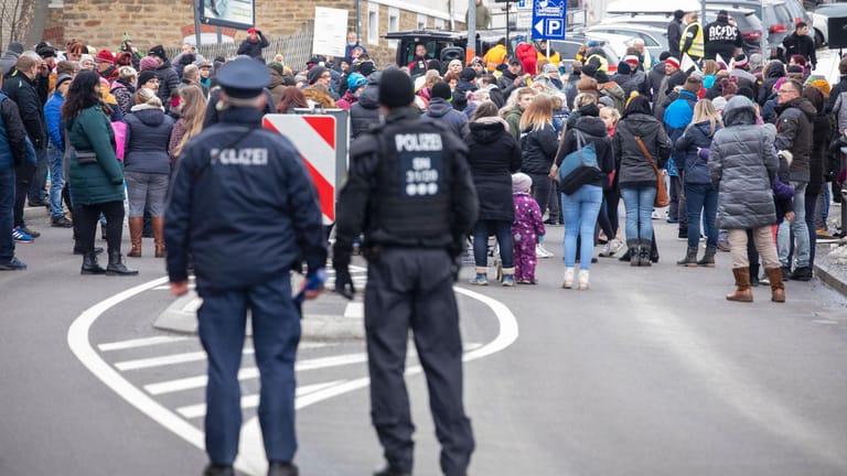 Demonstration gegen Schulschließungen im Erzgebirge: Ist das Urteil in Karlsruhe richtungsweisend für die kommenden Corona-Maßnahmen?