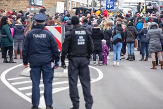 Demonstration gegen Schulschließungen im Erzgebirge: Ist das Urteil in Karlsruhe richtungsweisend für die kommenden Corona-Maßnahmen?