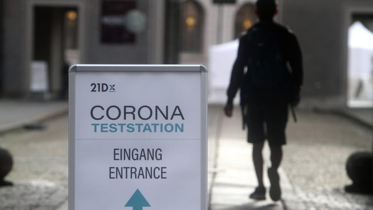 Ein Mann geht zu einer Corona-Teststation (Archivbild): In Leipzig hat sich ein 39-Jähriger mit der Omikron-Variante angesteckt.