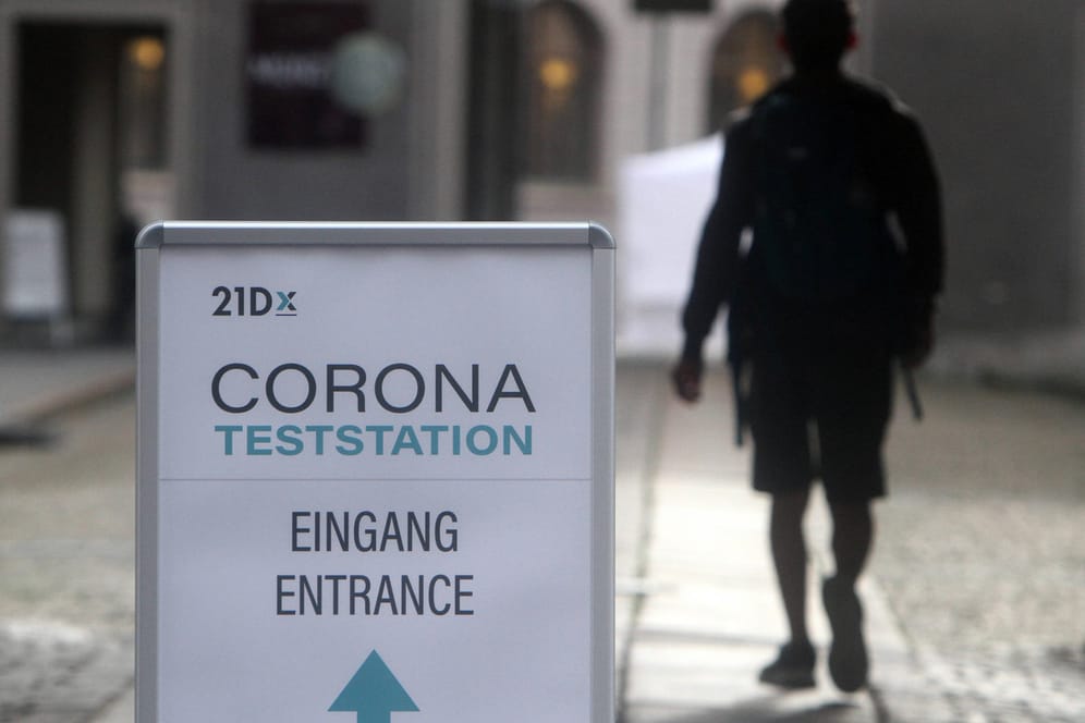 Ein Mann geht zu einer Corona-Teststation (Archivbild): In Leipzig hat sich ein 39-Jähriger mit der Omikron-Variante angesteckt.