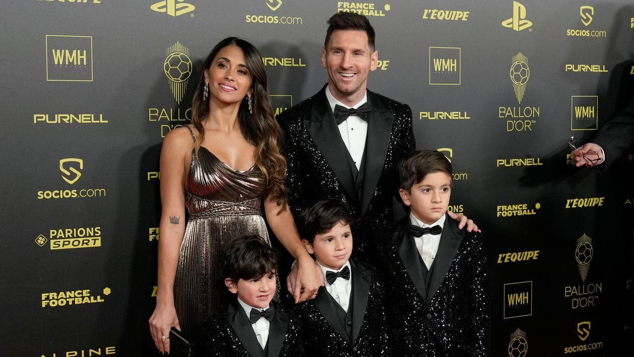 Lionel Messi kam mit seiner Frau Antonela Roccuzzo und den Söhnen Thiago, Matteo und Ciro zur Gala.
