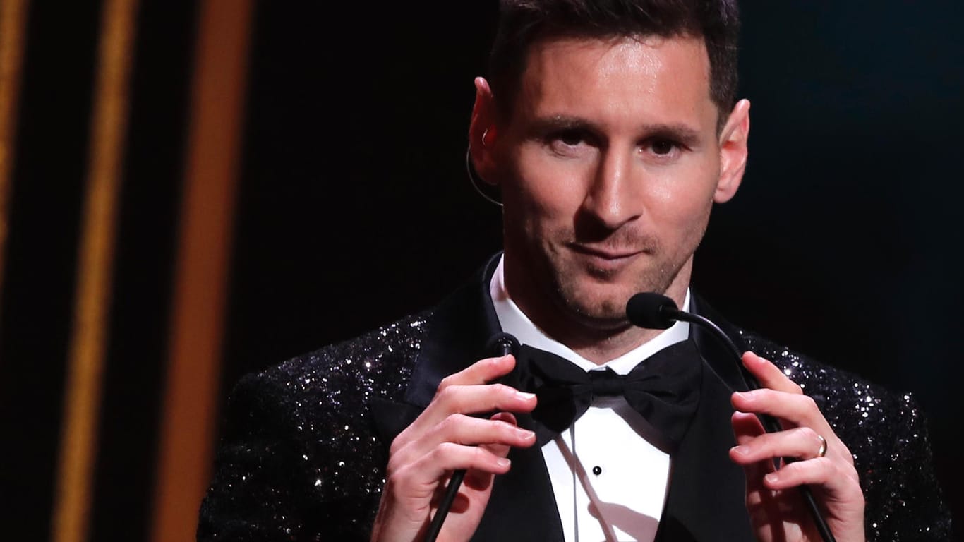 Lionel Messi bedankt sich für die Auszeichnung: Der Argentinier gewinnt den Ballon d'Or zum siebten Mal.