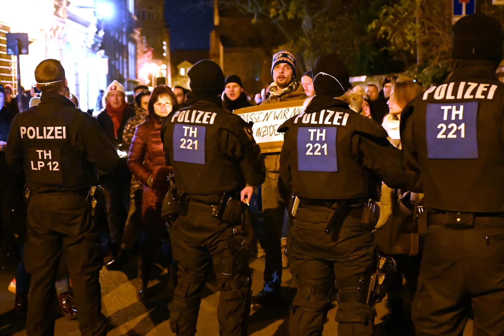 Polizisten versperren in Erfurt ein Straße zur Thüringer Staatskanzlei: Etwa 650 Menschen sollen sich an dem "Corona-Spaziergang" beteiligt haben.