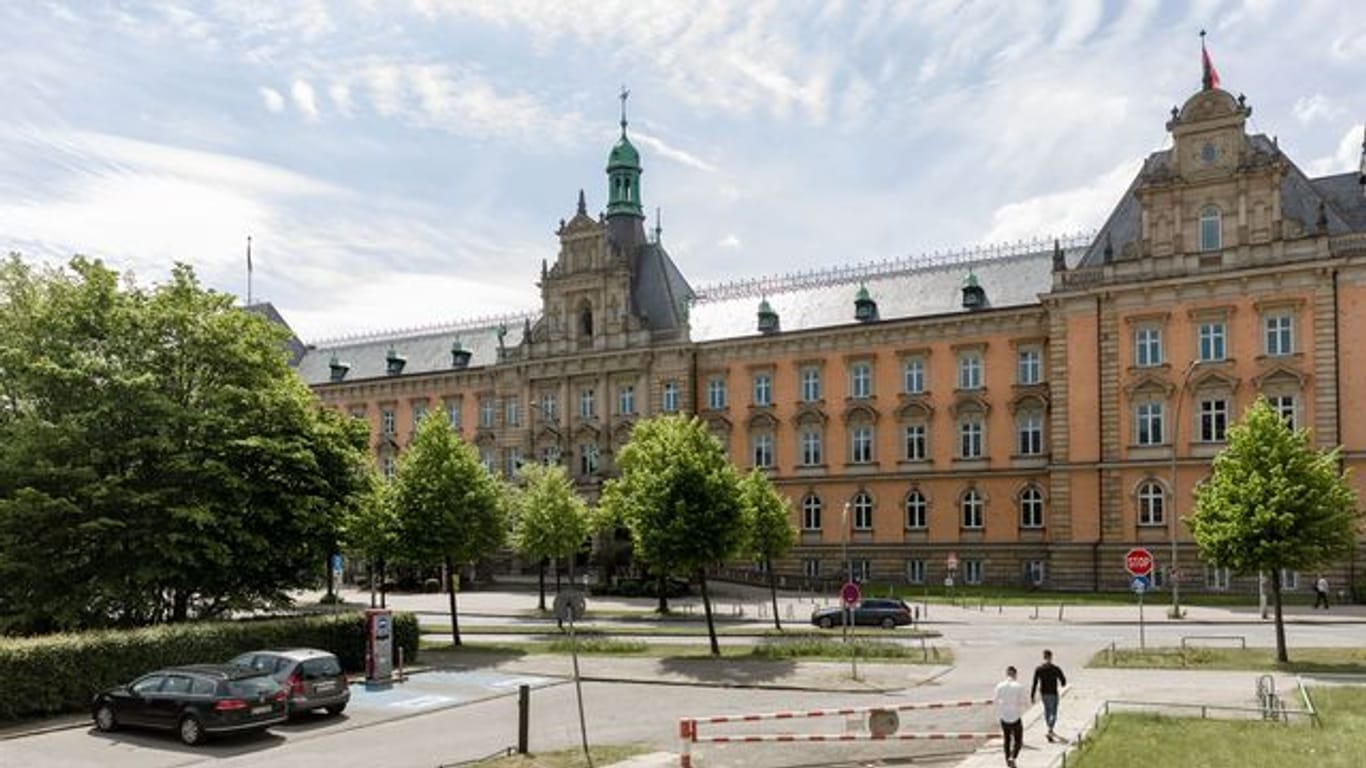 Blick auf das Ziviljustizgebäude des Landgerichts Hamburg (Archivbild): Der Mann wollte verhindern, dass seine Freundin ihn bei der Polizei anzeigt.