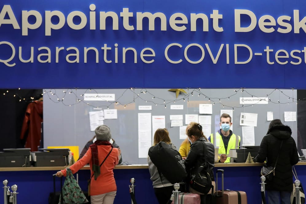 Quarantäne-Station am Flughafen Schiphol (Archivbild): 14 von 61 Reisenden aus Südafrika waren mit der Omikron-Variante infiziert.