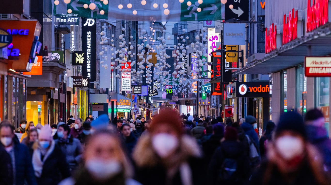 Weihnachtseinkauf in Köln: Die Sieben-Tage-Inzidenz ist erstmals seit drei Wochen leicht gesunken.