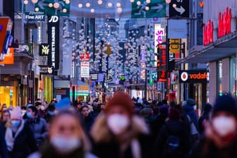 Weihnachtseinkauf in Köln: Die Sieben-Tage-Inzidenz ist erstmals seit drei Wochen leicht gesunken.