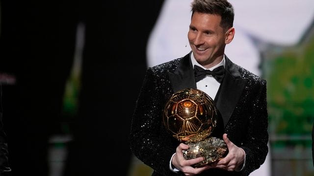 Lionel Messi von Paris Saint-Germain mit seiner Ballon d'Or-Trophäe 2021. Lionel Messi von Paris Saint-Germain mit seiner Ballon d'Or-Trophäe 2021.