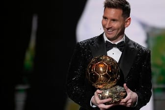 Lionel Messi von Paris Saint-Germain mit seiner Ballon d'Or-Trophäe 2021.