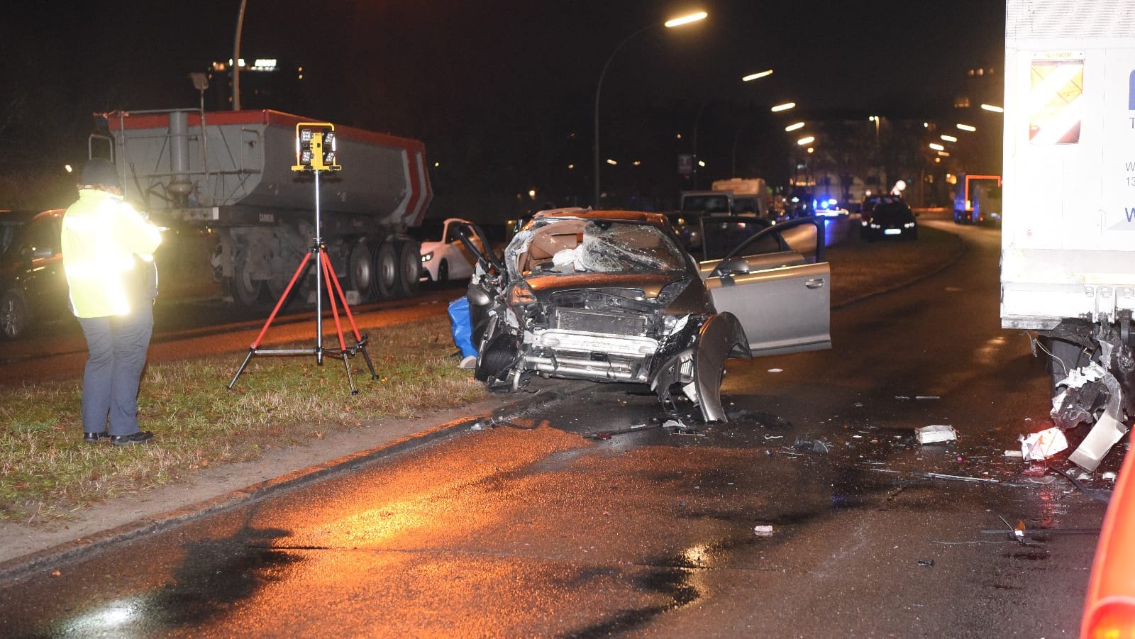 Der zerstörte Unfallwagen: Drei der Insassen wurden bei dem Aufprall schwer verletzt. Der zerstörte Unfallwagen: Drei der Insassen wurden bei dem Aufprall schwer verletzt.