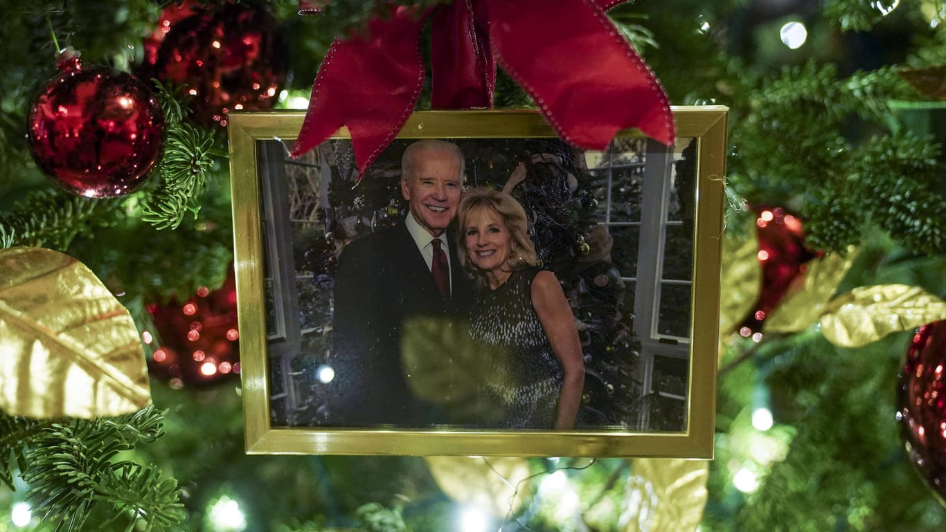 Joe und Jill Biden: Auch das Präsidentenpaar selbst hängt im Bilderrahmen am Weihnachtsbaum.