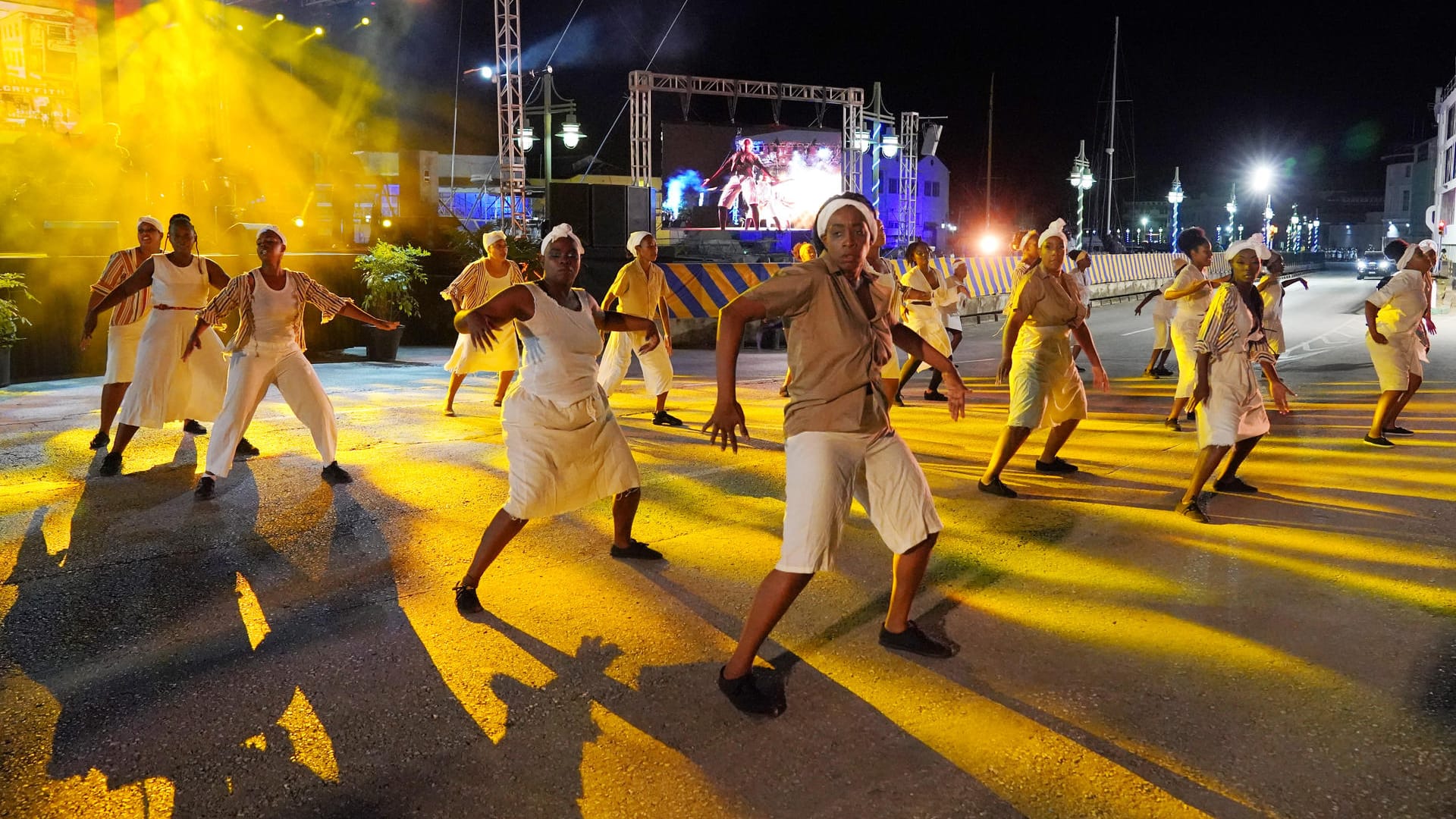 Tänzerinnen treten anlässlich der Amtseinführung der ersten Präsidentin des Inselstaates auf dem Heroes Square auf: Die Karibikinsel Barbados hat sich von der britischen Krone losgesagt.