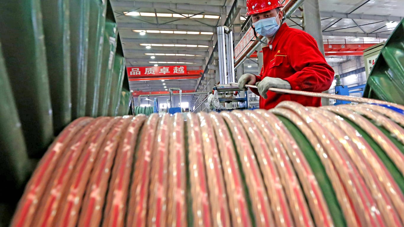 Ein Arbeiter in einer Fabrik in Xinjiang (Symbolbild): Lieferengpässe und Corona-Ausbrüche ließen die chinesische Wirtschaft monatelang stagnieren.