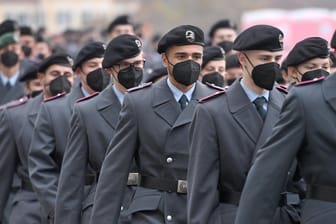 Bundeswehrsoldaten (Symbolbild): Die Bundeswehr spielt bei der Bekämpfung der Pandemie eine immer größere Rolle.