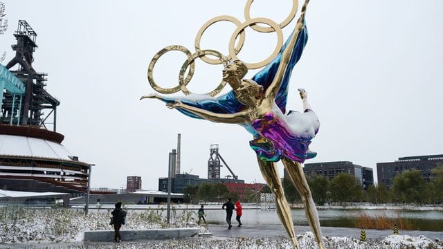China sieht durch die neue Coronavirus-Variante Omikron keine Gefahr für die Ausrichtung der Olympischen Winterspiele. China sieht durch die neue Coronavirus-Variante Omikron keine Gefahr für die Ausrichtung der Olympischen Winterspiele.