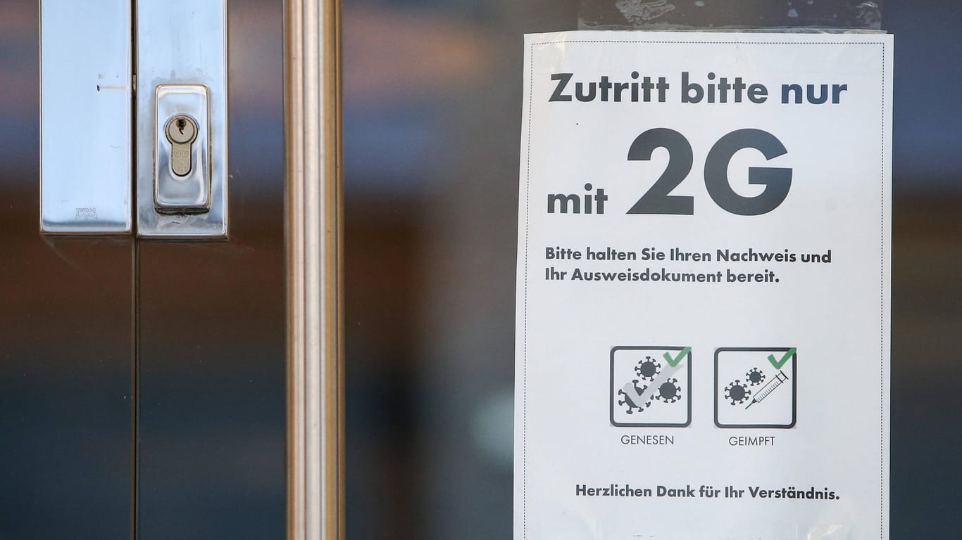 Hinweise auf die 2G-Regel an einer Ladentür (Symbolbild): Welche Regeln verschärft werden, sagte Bürgermeistern Tschentscher vorab noch nicht.