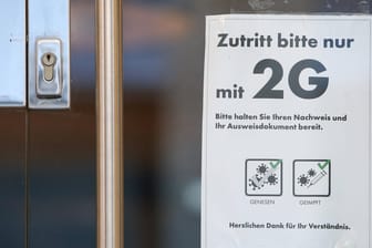 Hinweise auf die 2G-Regel an einer Ladentür (Symbolbild): Welche Regeln verschärft werden, sagte Bürgermeistern Tschentscher vorab noch nicht.